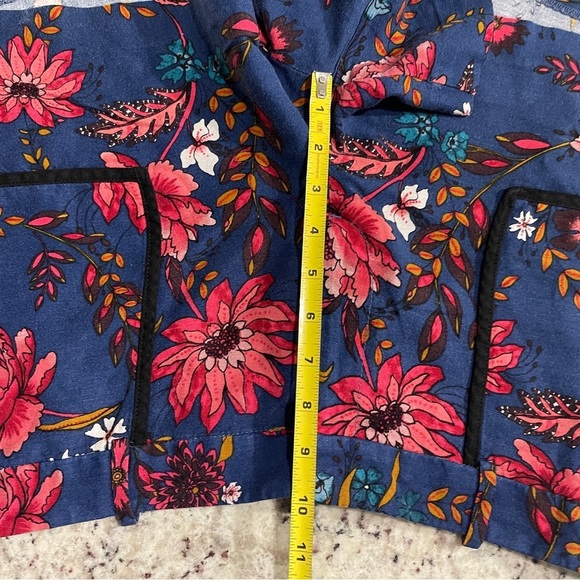 Loft Linen Blend Blue Floral Shorts Size 6 Contrast Pocket 3.5” Inseam Soft Flow - Picture 7 of 8